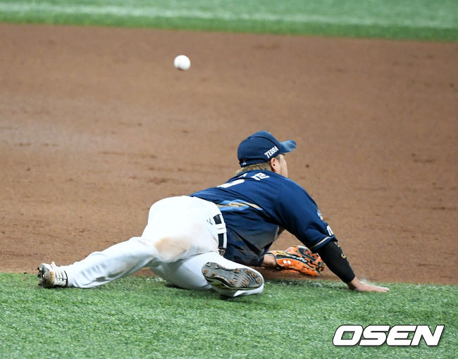 3회말 무사 3루에서 NC 박석민이 두산 최주환의 1타점 내야 적시타에 몸을 날리고 있다. /jpnews@osen.co.kr