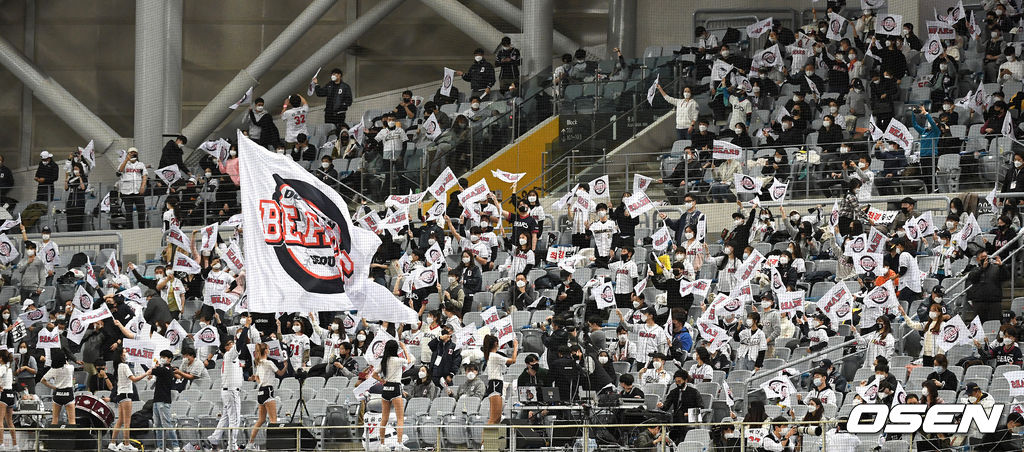 두산 팬들이 응원을 펼치고 있다. / dreamer@osen.co.kr