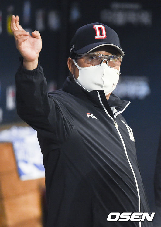 경기에 앞서 두산 김태형 감독이 정재훈 코치와 이야기를 나누고 있다. / soul1014@osen.co.kr