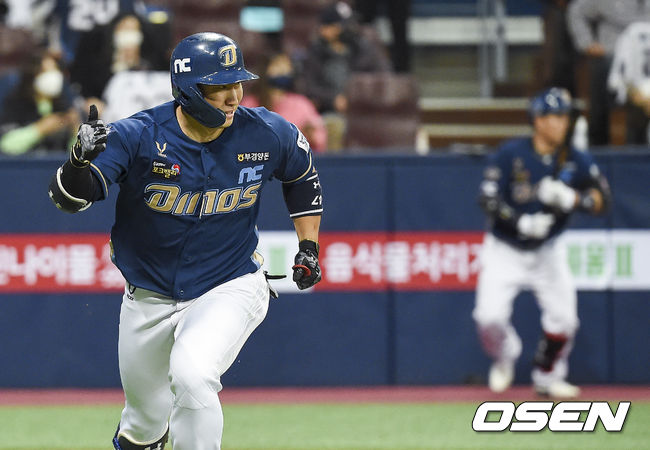 20일 오후 서울 고척스카이돔에서 ‘2020 신한은행 SOL KBO리그’ 포스트시즌 한국시리즈 3차전 두산 베어스와 NC 다이노스의 경기가 열렸다.4회초 2사 만루 NC 나성범이 역전 2타점 적시타를 날리고 손가락을 들어보이고 있다. / soul1014@osen.co.kr