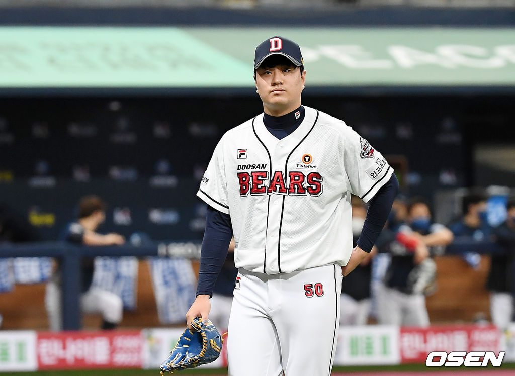 21일 오후 서울 고척스카이돔에서 '2020 신한은행 SOL KBO리그' 한국시리즈 4차전 두산 베어스와 NC 다이노스의 경기가 열렸다.6회초 2사 1루 두산 이영하가 강판되고 있다. /youngrae@osen.co.kr