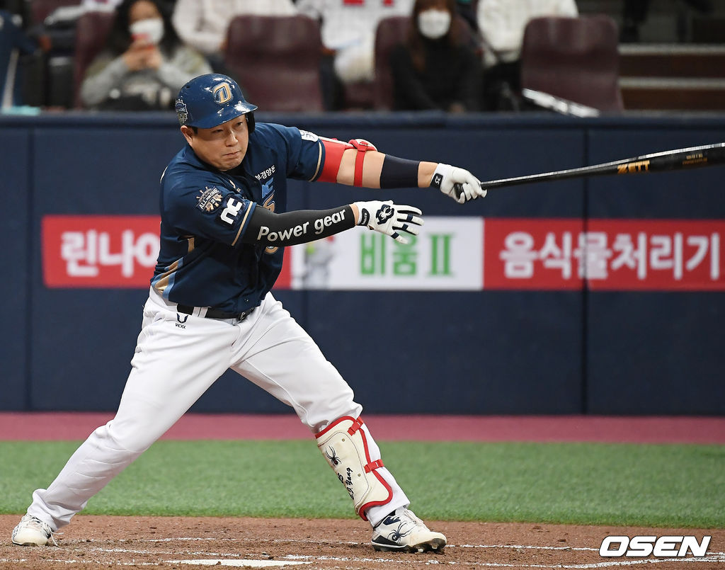 21일 오후 서울 고척스카이돔에서 '2020 신한은행 SOL KBO리그' 한국시리즈 4차전 두산 베어스와 NC 다이노스의 경기가 열렸다.6회초 2사 2루 NC 양의지가 적시타를 때려내고 있다. /youngrae@osen.co.kr