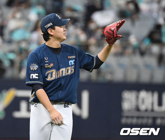 21일 오후 서울 고척스카이돔에서 '2020 신한은행 SOL KBO리그' 한국시리즈 4차전 두산 베어스와 NC 다이노스의 경기가 열렸다.2회말 무사 NC 송명기가 두산 김재환의 타구를 잡아낸 나성범의 호수비에 미소를 짓고 있다. /youngrae@osen.co.kr