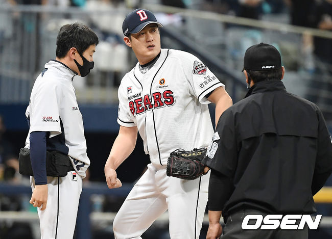 21일 오후 서울 고척스카이돔에서 '2020 신한은행 SOL KBO리그' 한국시리즈 4차전 두산 베어스와 NC 다이노스의 경기가 열렸다.7회초 2사 1,2루 두산 김강률이 통증을 호소하고 있다. /youngrae@osen.co.kr