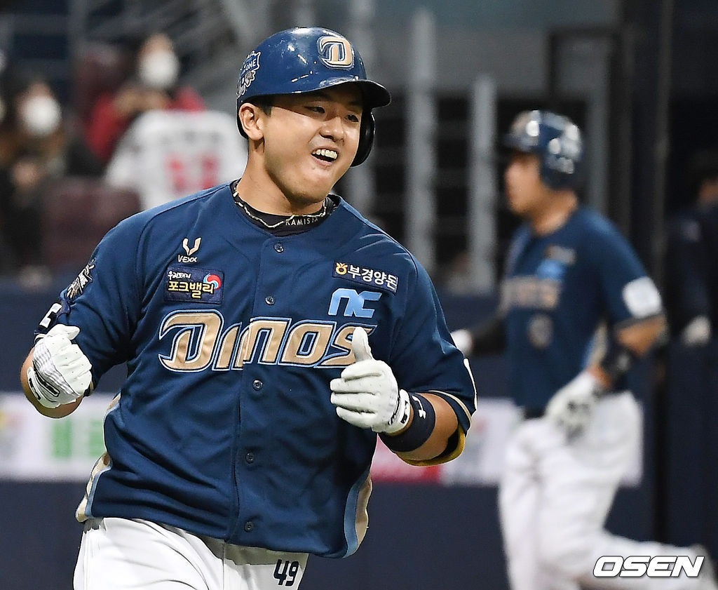 21일 오후 서울 고척스카이돔에서 '2020 신한은행 SOL KBO리그' 한국시리즈 4차전 두산 베어스와 NC 다이노스의 경기가 열렸다.6회초 2사 3루 NC 강진성이 적시타를 때린 뒤 기뻐하고 있다. /youngrae@osen.co.kr