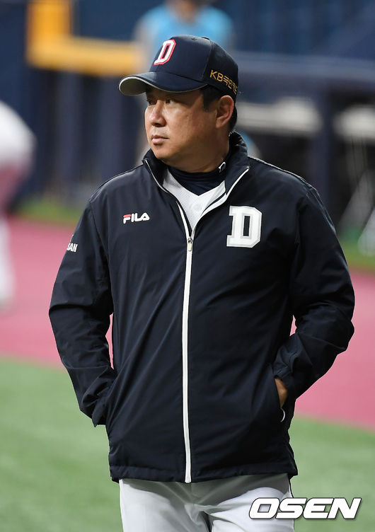두산 김태형 감독이 훈련을 지켜보고 있다. /youngrae@osen.co.kr