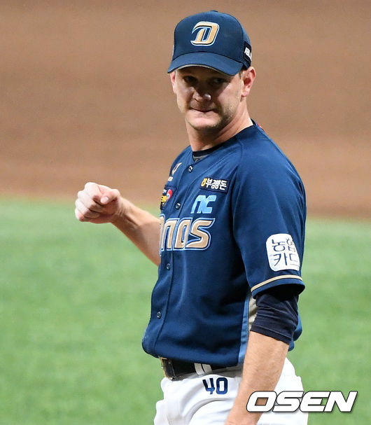 8회말 2사 1루에서 NC 루친스키가 두산 최주환을 삼진 처리하며 기뻐하고 있다. /jpnews@osen.co.kr