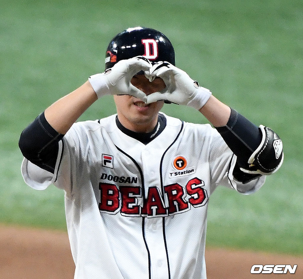 한국시리즈 3차전, 결승 적시타를 날린 두산 김재호가 가족을 향해 하트 세리머니를 하고 있다. /jpnews@osen.co.kr