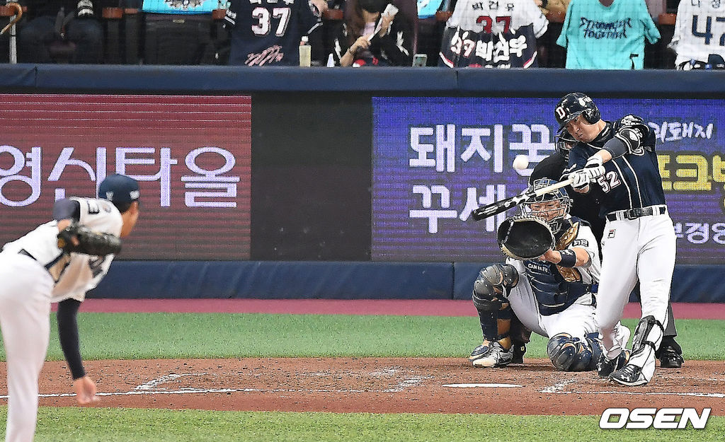 한국시리즈 2차전, 두산 김재호가 솔로 홈런을 때려내고 있다. /youngrae@osen.co.kr