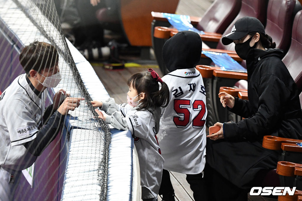 한국시리즈 3차전 경기를 앞두고 두산 김재호가 네트를 사이에 두고 가족과 인사를 나누고 있다. /jpnews@osen.co.kr