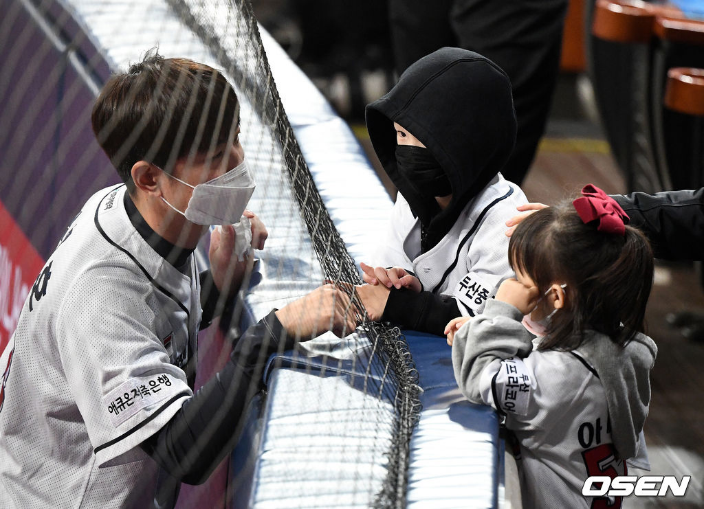한국시리즈 4차전 경기를 앞두고 두산 김재호가 자녀들과 인사를 나누고 있다. /jpnews@osen.co.kr