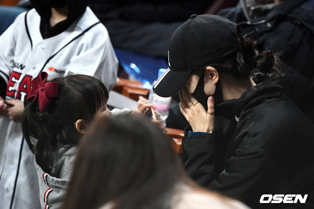 한국시리즈 3차전, 두산 김재호의 아내가 하트 세리머니에 눈물을 훔치고 있다. /jpnews@osen.co.kr