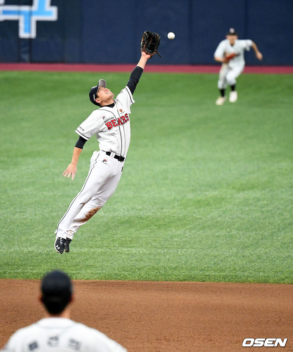 한국시리즈 3차전, 두산 김재호가 NC 나성범의 역전 2타점 적시타 타구에 점프했지만 아쉽게 놓치고 있다. /jpnews@osen.co.kr
