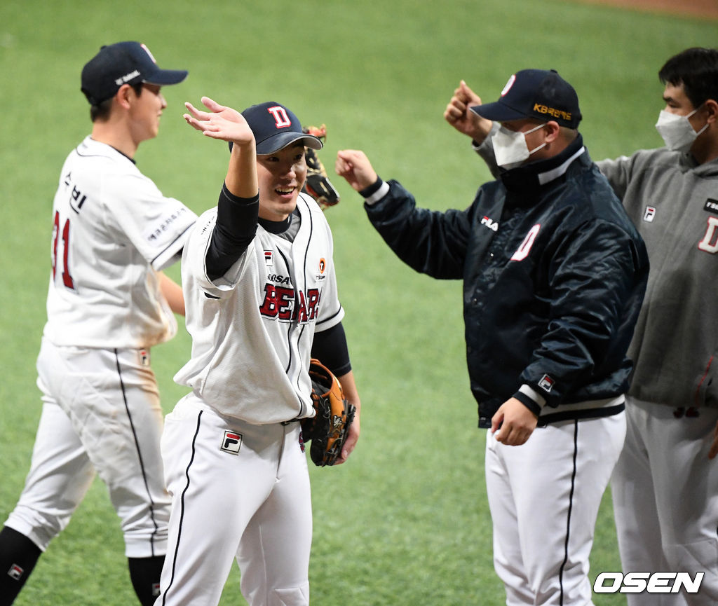 한국시리즈 3차전, 경기를 마치고 두산 김재호가 가족을 향해 승리를 기뻐하고 있다.  /jpnews@osen.co.kr