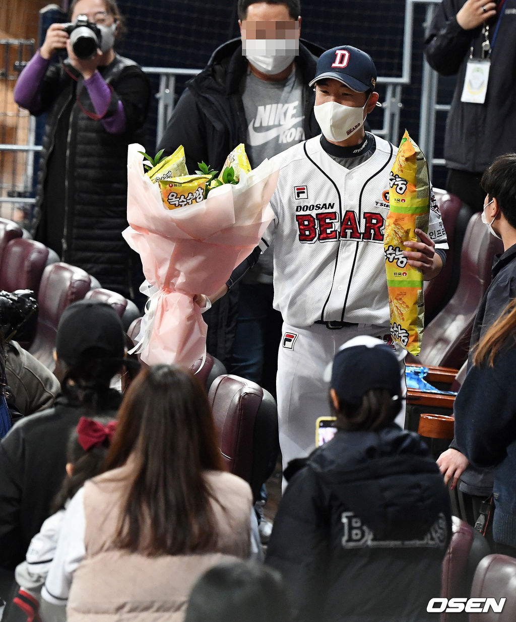 한국시리즈 3차전 MVP로 선정된 두산 김재호가 가족이 있는 관중석으로 향하고 있다.  /jpnews@osen.co.kr
