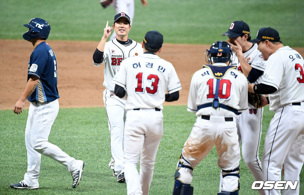 한국시리즈 3차전 승리를 거둔 두산 선수들이 승리를 기뻐하고 있다.  /jpnews@osen.co.kr