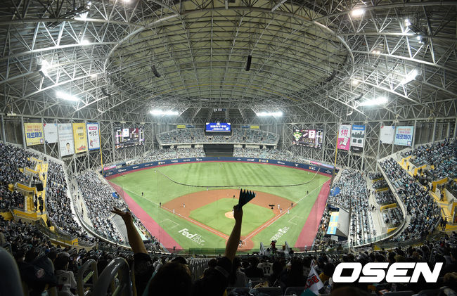 고척스카이돔에서 관중들이 열띤 응원을 펼치고 있다. /sunday@osen.co.kr