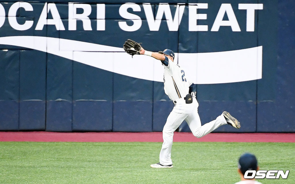 17일 한국시리즈 1차전에서 NC 알테어가 3회초 두산 선두타자 정수빈의 타구를 잡아내고 있다. / soul1014@osen.co.kr