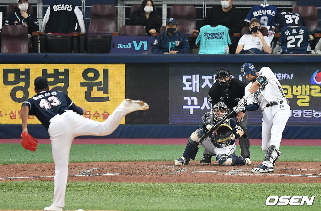 17일 한국시리즈 1차전에서 4회말 1사 1,2루 NC 알테어가 스리런 홈런을 때려내고 있다. /youngrae@osen.co.kr