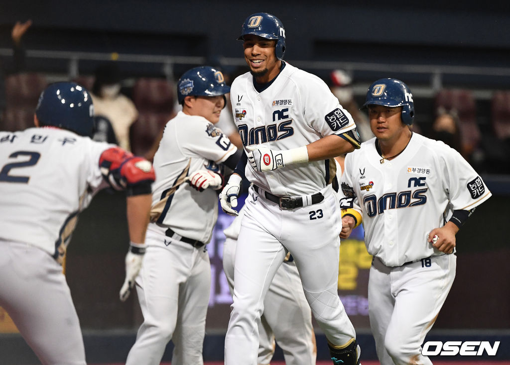 17일 한국시리즈 1차전에서 4회말 1사 1, 2루 상황 NC 알테어가 달아나는 중월 스리런포를 날리고 동료들과 기뻐하고 있다. / dreamer@osen.co.kr