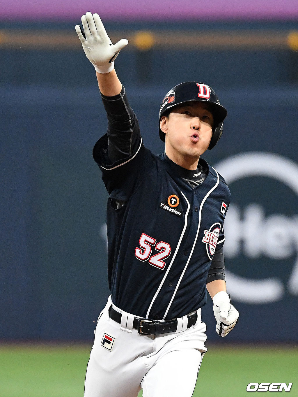 18일 한국시리즈 2차전에서 4회초 무사 두산 김재호가 좌월 솔로 홈런을 치고 환호하고 있다./sunday@osen.co.kr