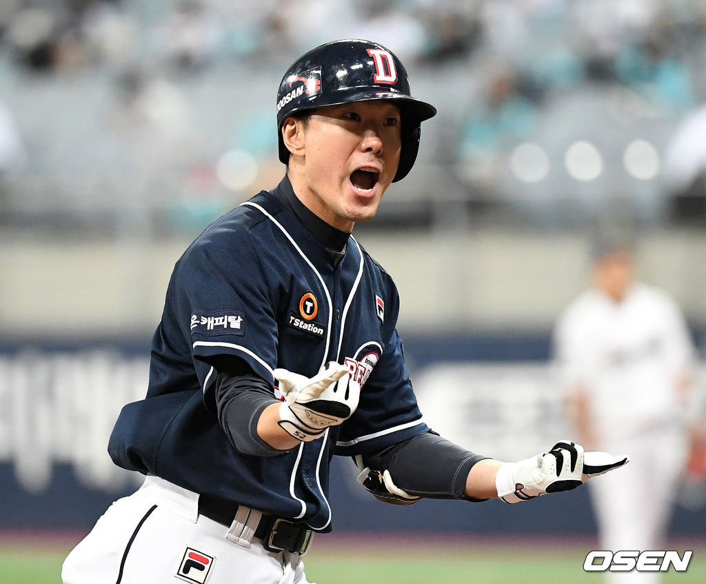 18일 한국시리즈 2차전에서 4회초 무사 두산 김재호가 좌월 솔로 홈런을 치고 환호하고 있다./sunday@osen.co.kr