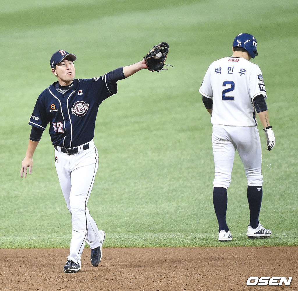 18일 한국시리즈 2차전에서 5회말 1사 1루 NC 이명기의 라인드라이브 타구를 잡은 김재호 유격수가 1루 주자 박민우를 태그아웃시키고 있다./  soul1014@osen.co.kr