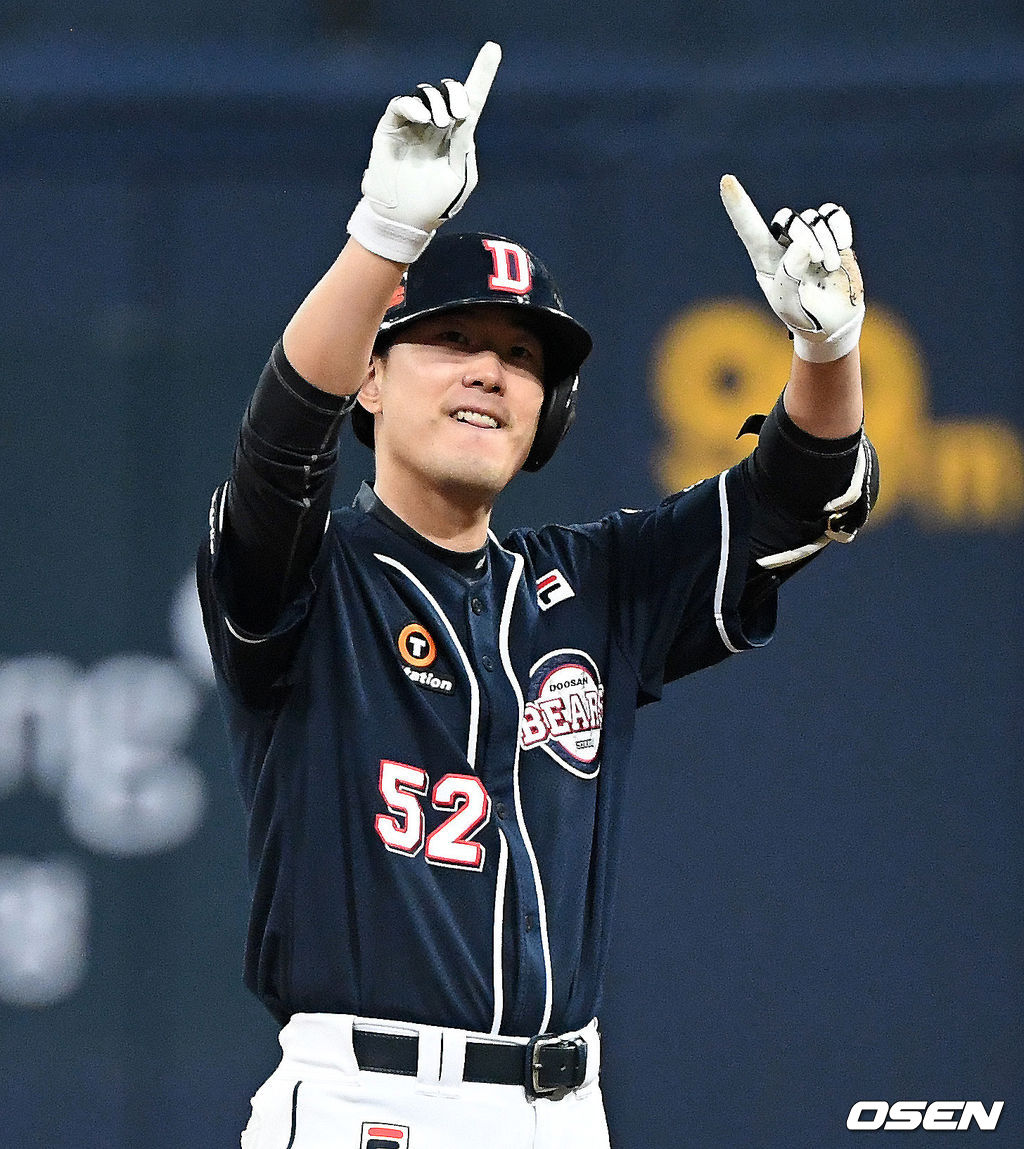 18일 한국시리즈 2차전에서 8회초 2사 2루 두산 김재호가 우전 적시타를 치고 세리머니를 펼치고 있다./sunday@osen.co.kr