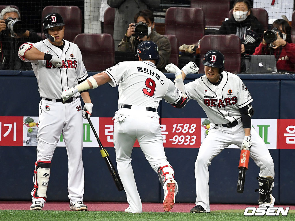 20일 오후 서울 고척스카이돔에서 한국시리즈 3차전에서 2회말 무사 선두타자로 나선 두산 김재호가 우월 솔로홈런을 친 페르난데스와 환호하고 있다. / dreamer@osen.co.kr