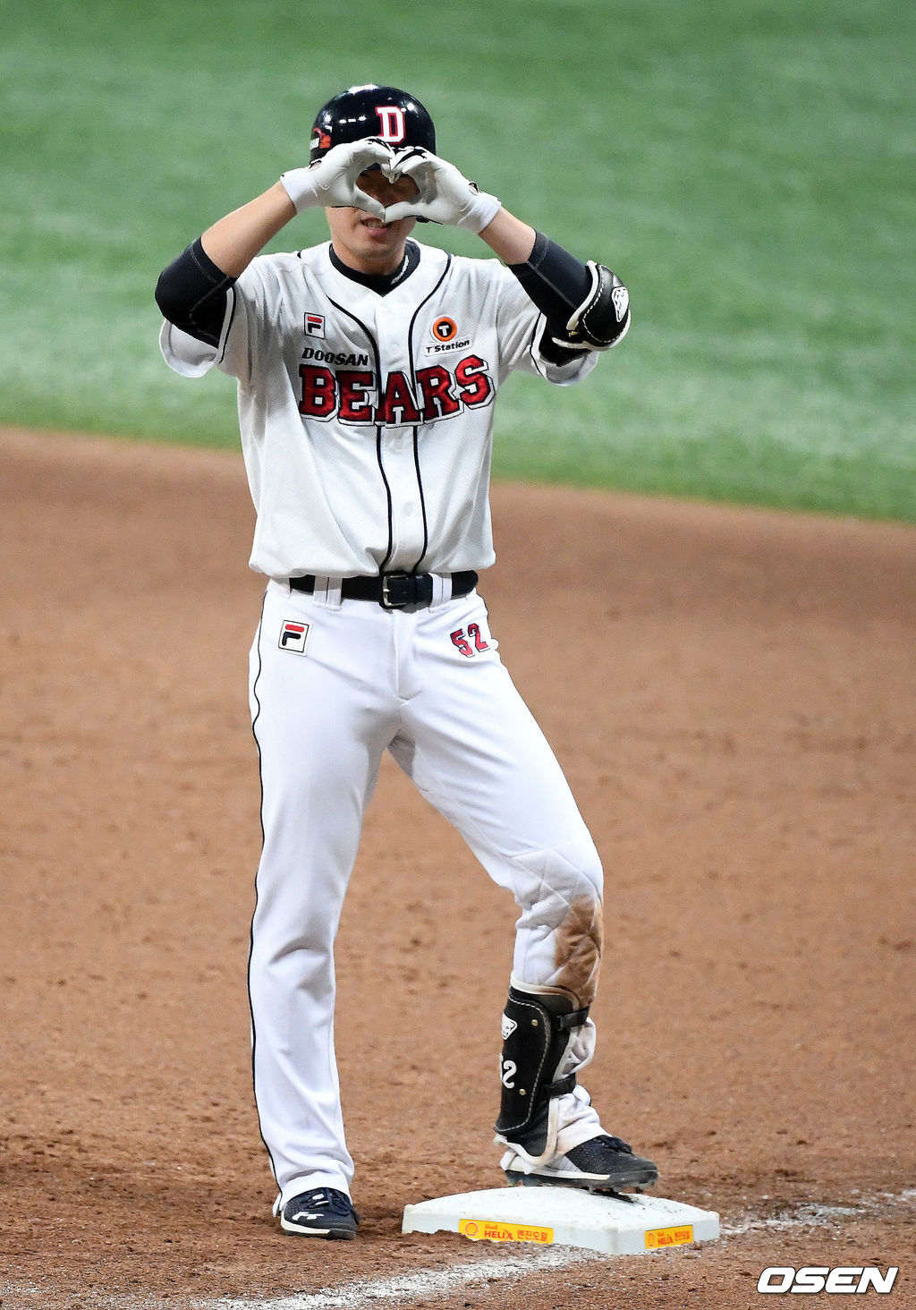 20일 한국시리즈 3차전에서 7회말 1사 1,3루 두산 김재호가 1타점 중전 적시타를 날리고 가족을 향해 하트 세리머니를 하고 있다. /jpnews@osen.co.kr