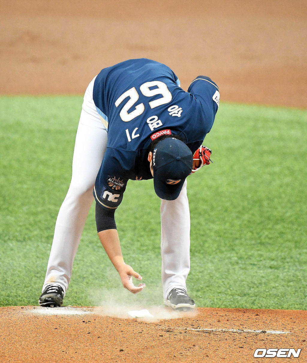 21일 한국시리즈 4차전에서 1회말 NC 송명기가가 투구를 준비하고 있다. /jpnews@osen.co.kr