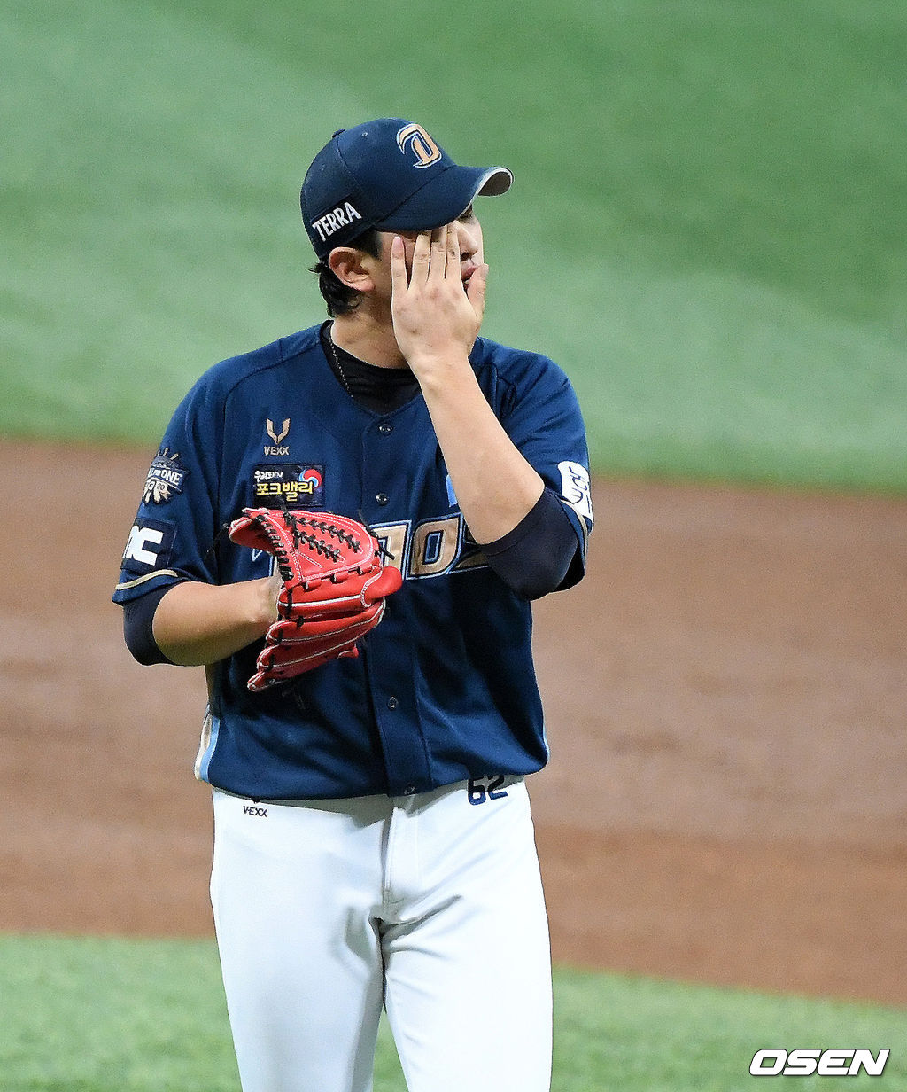 21일 한국시리즈 4차전에서 3회말 1사 NC 송명기가 두산 조수행에 볼넷을 허용하며 아쉬워하고 있다. /jpnews@osen.co.kr