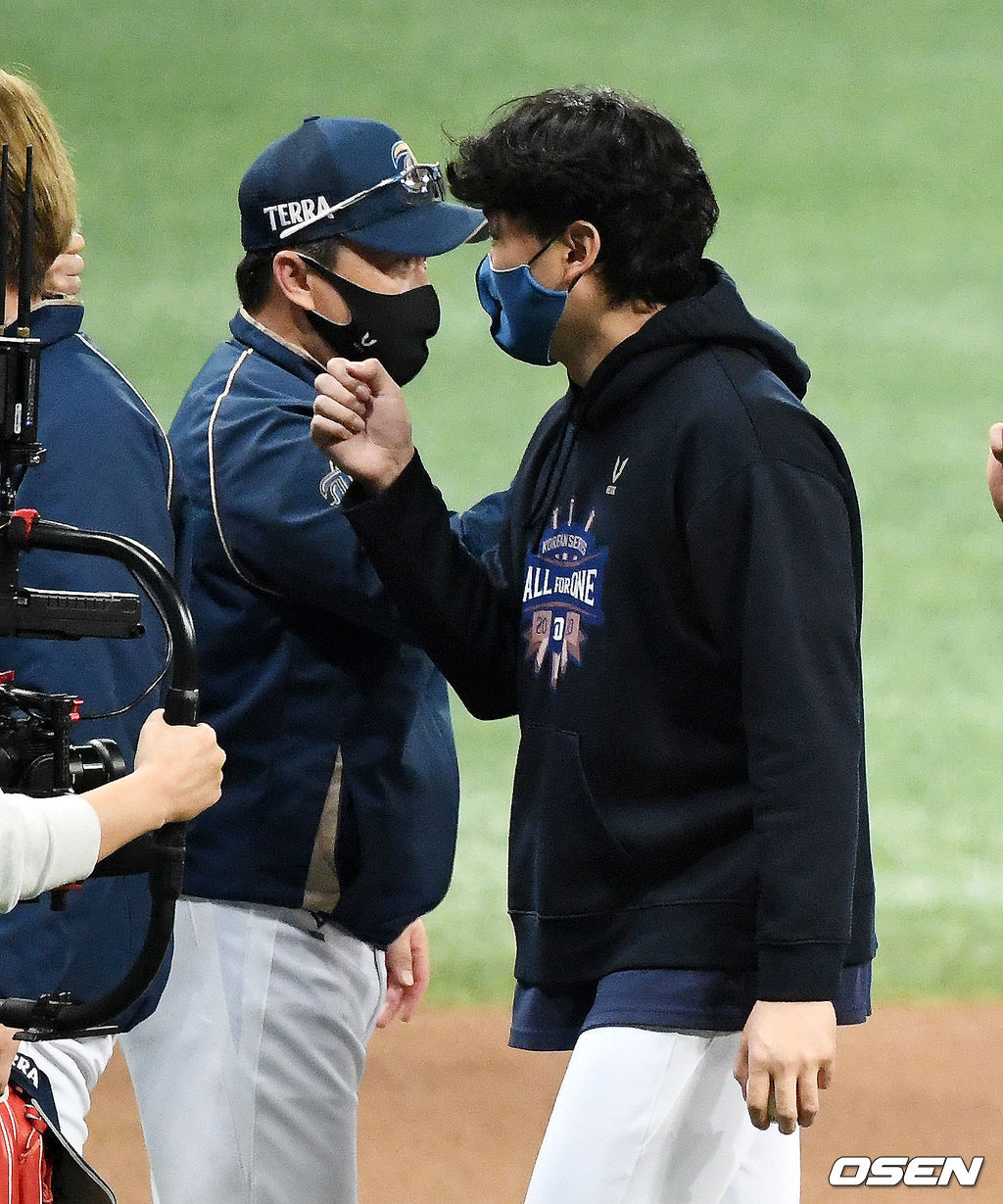 21일 한국시리즈 4차전을 마친 NC 송명기가 NC 이동욱 감독과 승리를 기뻐하고 있다. /jpnews@osen.co.kr