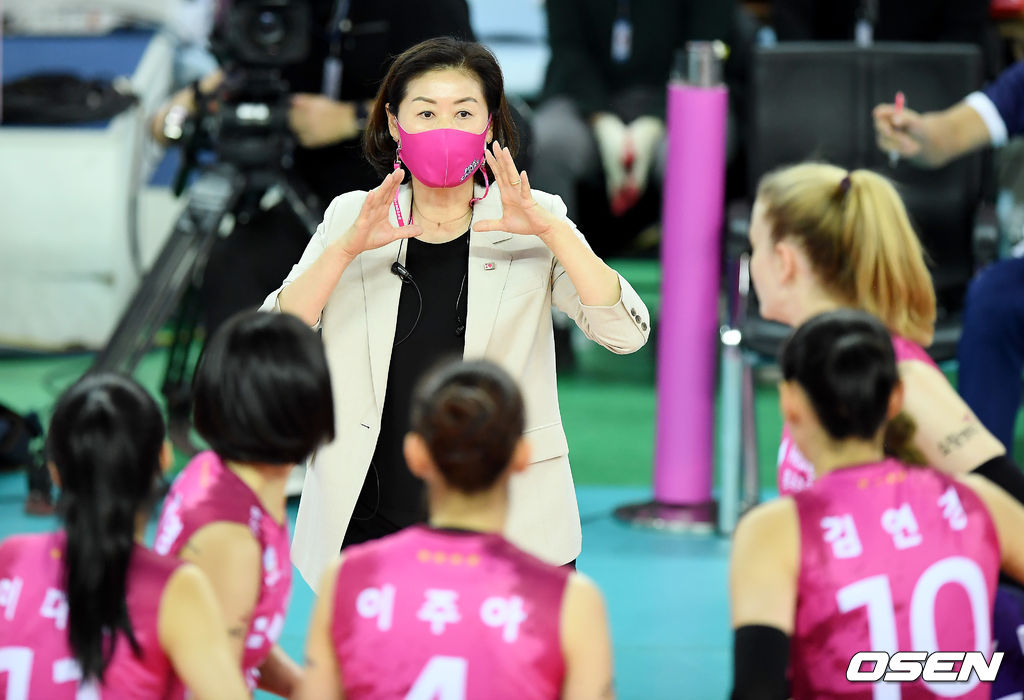 흥국생명 박미희 감독이 선수들에게 지시를 하고 있다. /youngrae@osen.co.kr 