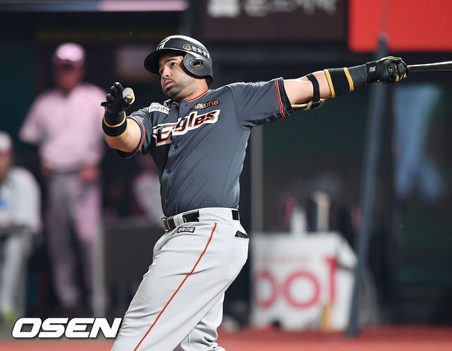 한화 로사리오가 좌월 솔로홈런을 날리고 있다. 4연타석 홈런./ rumi@osen.co.kr