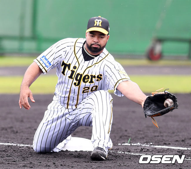 로사리오가 1루 수비 훈련을 하고 있다. /dreamer@osen.co.kr