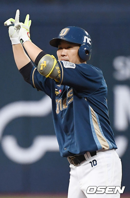 21일 오후 서울 고척스카이돔에서 '2020 신한은행 SOL KBO리그' 한국시리즈 4차전 두산 베어스와 NC 다이노스의 경기가 열렸다.9회초 2사 2루 NC 지석훈이 적시타를 때린 뒤 세레머니를 하고 있다. /youngrae@osen.co.kr