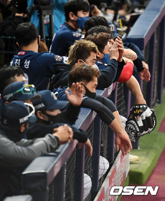 손가락 부상으로 선발 결장한 NC 박석민이 더그아웃에서 동료선수들을 격려하고 있다. /jpnews@osen.co.kr