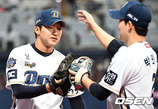 6회초 두산 공격을 삼자범퇴로 막아낸 NC 선발 구창모가 더그아웃으로 향하며 2루수 박민우와 인사를 나누고 있다. / dreamer@osen.co.kr