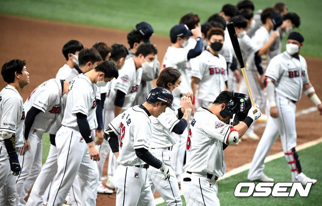 경기를 마치고 두산 선수들이 패배를 아쉬워하고 있다. /jpnews@osen.co.kr