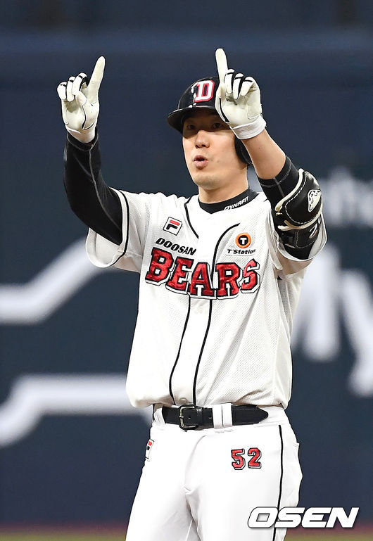 21일 오후 서울 고척스카이돔에서 '2020 신한은행 SOL KBO리그' 한국시리즈 4차전 두산 베어스와 NC 다이노스의 경기가 열렸다.5회말 무사 두산 김재호가 2루타를 때린 뒤 세레머니를 하고 있다. /youngrae@osen.co.kr