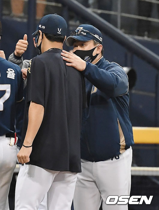 NC 다이노스가 다시 시리즈 균형을 맞췄다. NC는 21일 서울 고척스카이돔에서 열린 ‘2020 신한은행 SOL KBO리그’ 포스트시즌 두산 베어스와의 한국시리즈 4차전에서 3-0으로 승리했다. 이날 승리로 NC는 시리즈 전적 2승 2패 동률을 만드는데 성공했다. 승리를 거둔 NC 이동욱 감독이 송명기와 기뻐하고 있다. /youngrae@osen.co.kr