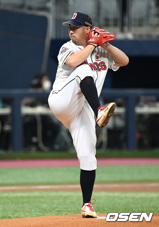 13일 오후 서울 고척스카이돔에서 '2020 신한은행 SOL KBO리그' 플레이오프 4차전 두산 베어스와 KT 위즈의 경기가 열렸다.1회초 무사에서 두산 선발투수 유희관이 역투하고 있다./sunday@osen.co.kr