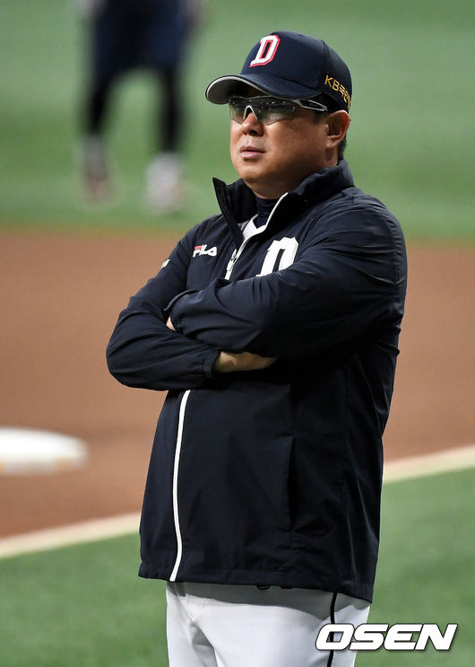 경기를 앞두고 두산 김태형 감독이 선수들의 훈련을 바라보고 있다. / dreamer@osen.co.kr