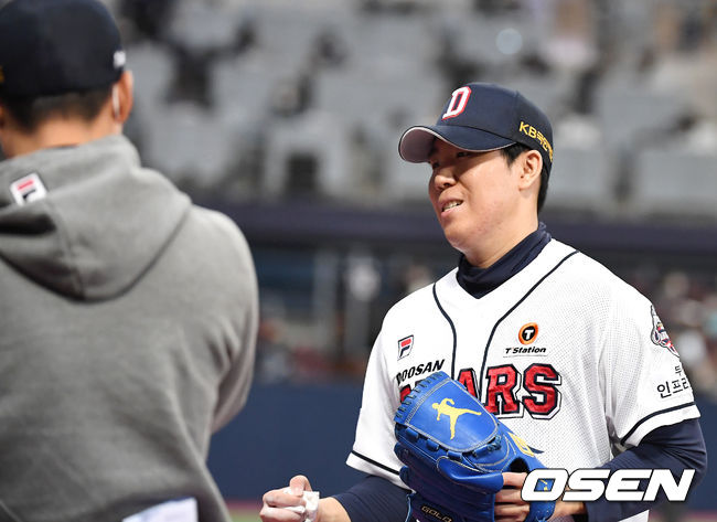 21일 오후 서울 고척스카이돔에서 '2020 신한은행 SOL KBO리그' 한국시리즈 4차전 두산 베어스와 NC 다이노스의 경기가 열렸다.5회초 이닝을 마친 두산 김민규가 더그아웃으로 들어오고 있다. /youngrae@osen.co.kr