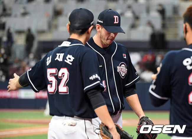 23일 오후 서울 고척스카이돔에서 '2020 신한은행 SOL KBO리그' 한국시리즈 5차전 NC 다이노스와 두산 베어스의 경기가 열렸다.6회말 수비를 마친 두산 플렉센이 더그아웃으로 가며 아쉬워하고 있다. /sunday@osen.co.kr