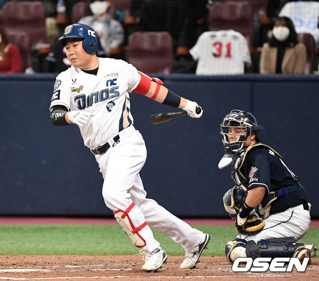 23일 오후 서울 고척스카이돔에서 '2020 신한은행 SOL KBO리그' 한국시리즈 5차전 NC 다이노스와 두산 베어스의 경기가 열렸다.4회말 1사 1루에서 NC 양의지가 좌전 안타를 치고 있다. /sunday@osen.co.kr