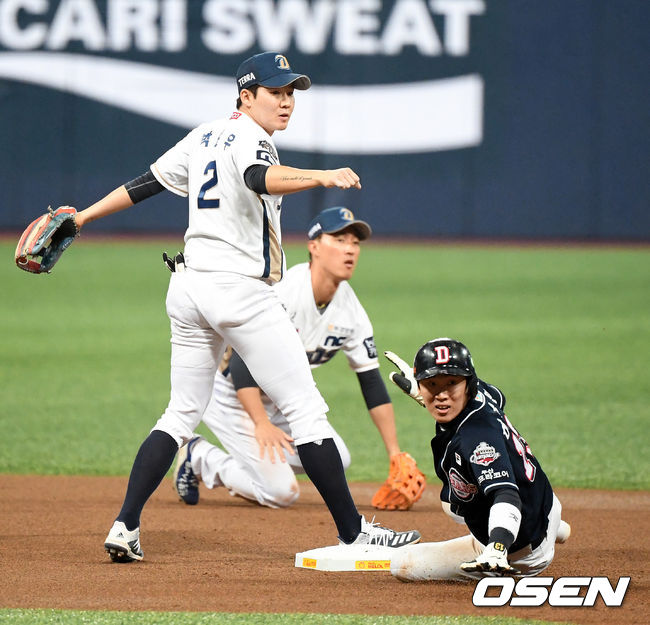 1회초 무사 1루에서 NC 박민우가 두산 정수빈의 유격수땅볼에 허경민을 포스아웃시키고 1루로 송구하고 있다. /jpnews@osen.co.kr