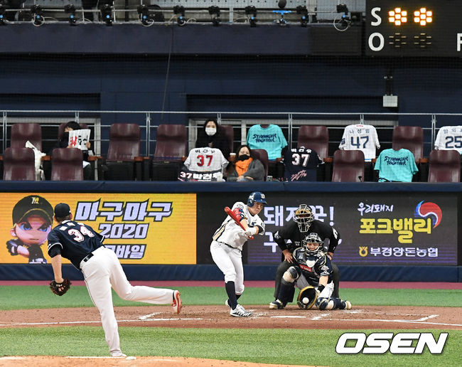 23일 오후 서울 고척스카이돔에서 ‘2020 신한은행 SOL KBO리그’ 포스트시즌 한국시리즈 2차전 NC 다이노스와 두산 베어스의 경기가 열렸다.4회말 무사 선두타자로 나선 NC 박민우가 플렉센의 공에 헛스윙 삼진을 당하고 있다. / dreamer@osen.co.kr