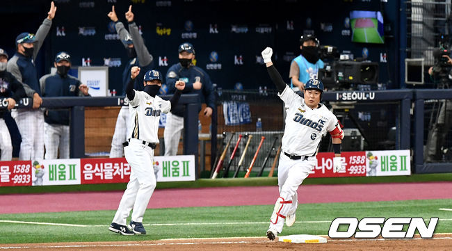 23일 오후 서울 고척스카이돔에서 ‘2020 신한은행 SOL KBO리그’ 포스트시즌 한국시리즈 2차전 NC 다이노스와 두산 베어스의 경기가 열렸다.6회말 1사 1루 상황 NC 양의지가 달아나는 중월 투런포를 날리고 그라운드를 돌며 손을 번쩍 들고 있다. / dreamer@osen.co.kr